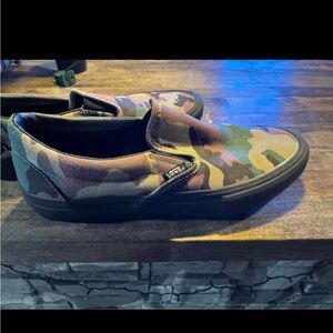 Men’s Vans Camo Slip Ons size 8